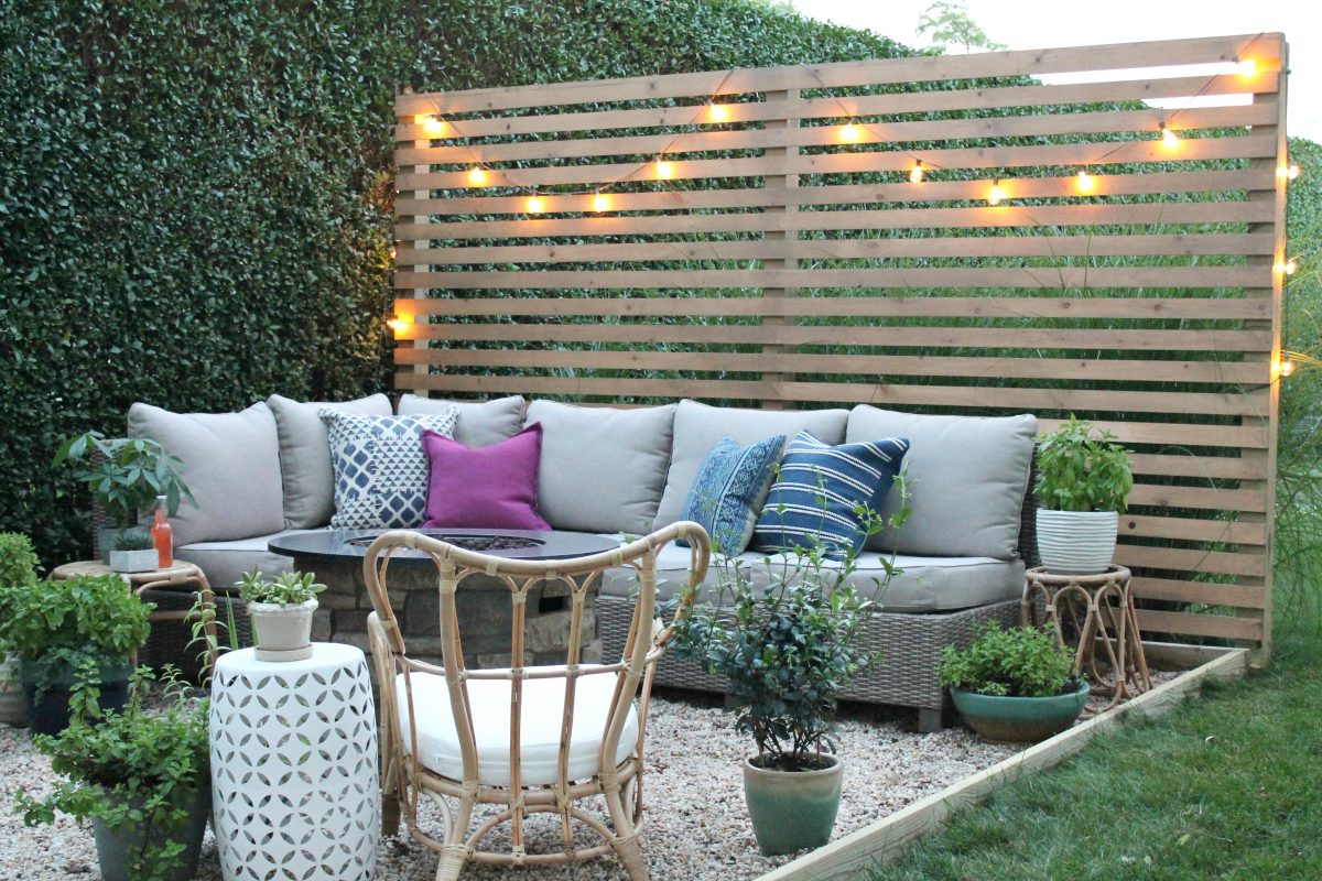 Using Outdoor Privacy Screen
